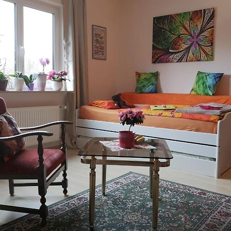Weltoffenes Privates Gaestezimmer Bei Lgbtq Freundlichen Gastgeber Der Mit In Der Wohnung Lebt Berlim Exterior foto