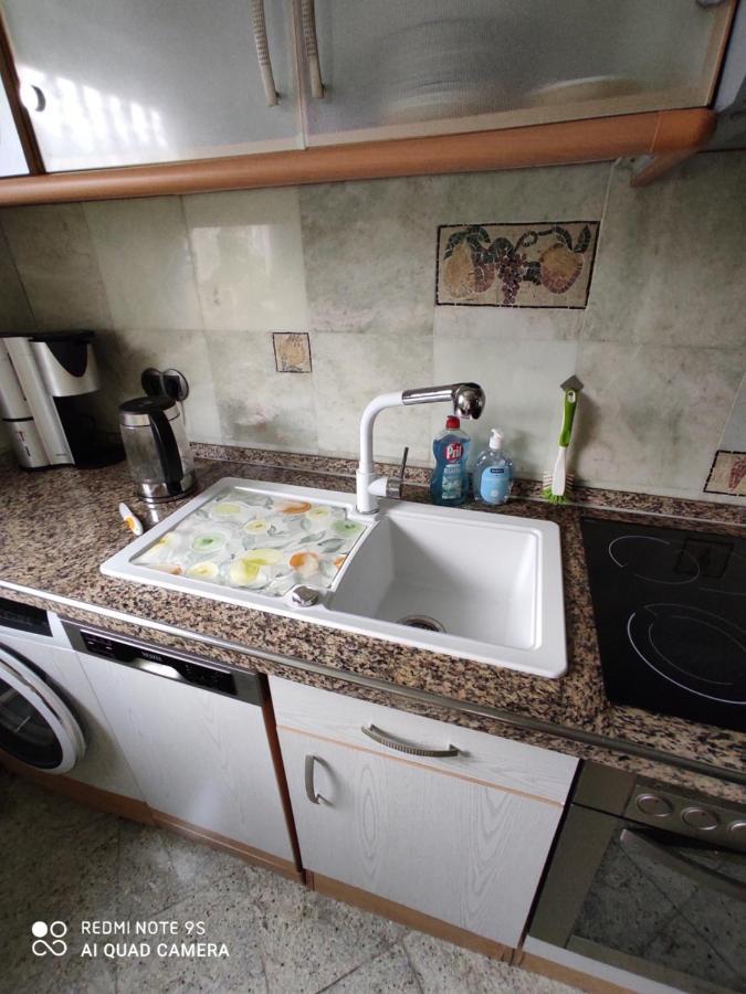 Weltoffenes Privates Gaestezimmer Bei Lgbtq Freundlichen Gastgeber Der Mit In Der Wohnung Lebt Berlim Exterior foto
