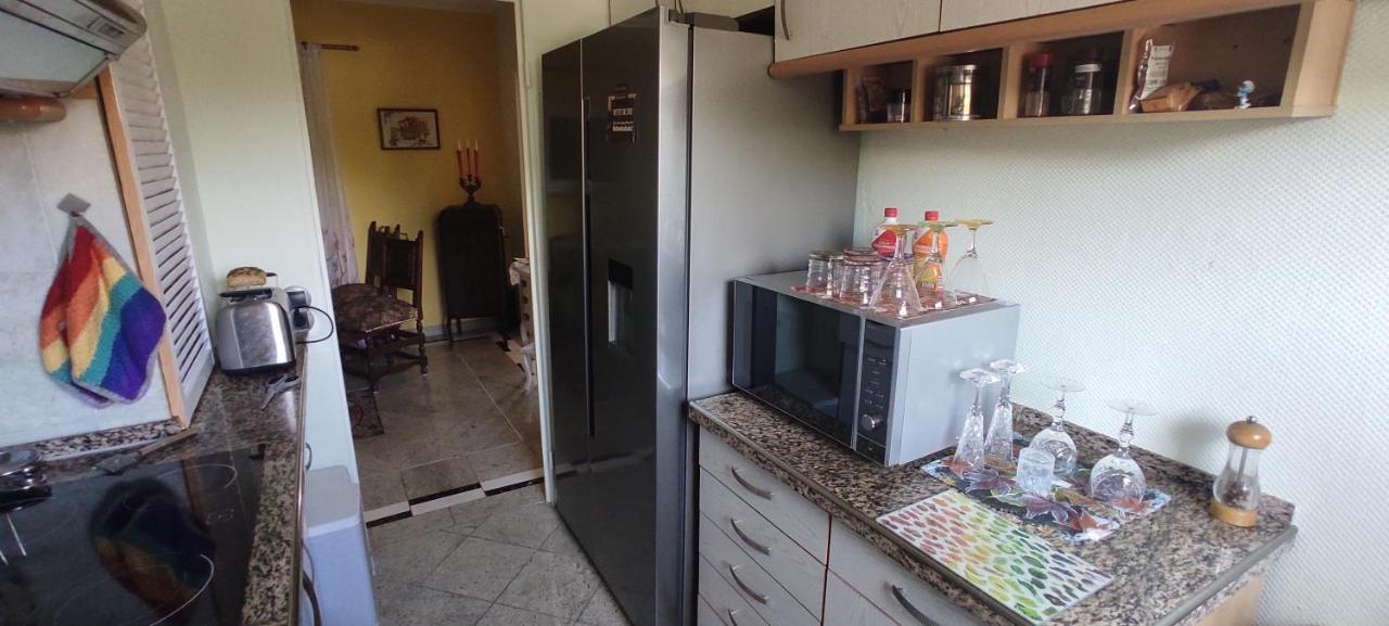 Weltoffenes Privates Gaestezimmer Bei Lgbtq Freundlichen Gastgeber Der Mit In Der Wohnung Lebt Berlim Exterior foto