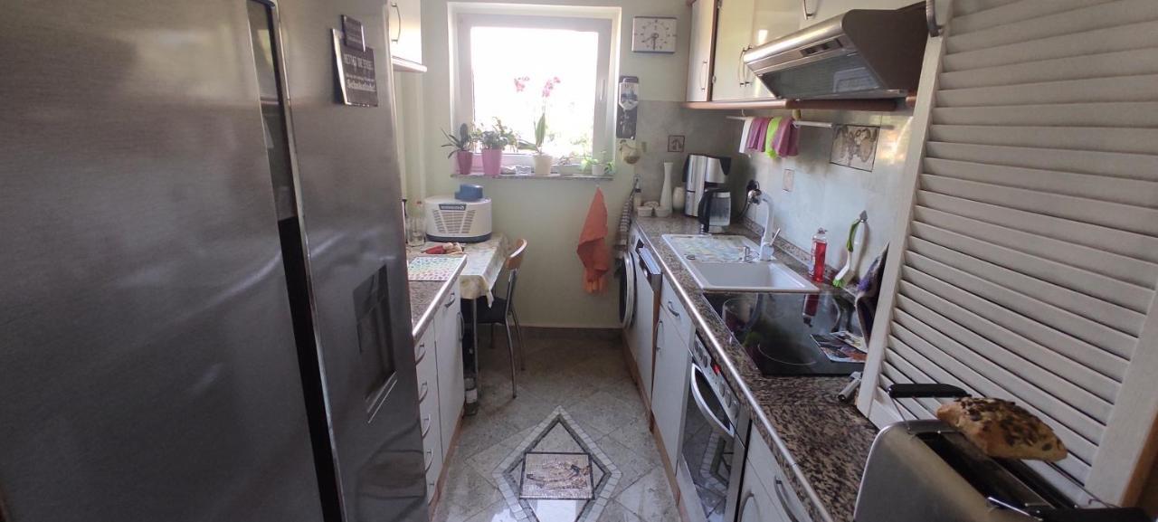 Weltoffenes Privates Gaestezimmer Bei Lgbtq Freundlichen Gastgeber Der Mit In Der Wohnung Lebt Berlim Exterior foto