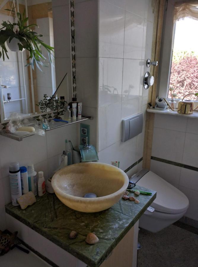 Weltoffenes Privates Gaestezimmer Bei Lgbtq Freundlichen Gastgeber Der Mit In Der Wohnung Lebt Berlim Exterior foto