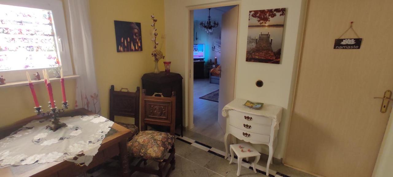 Weltoffenes Privates Gaestezimmer Bei Lgbtq Freundlichen Gastgeber Der Mit In Der Wohnung Lebt Berlim Exterior foto