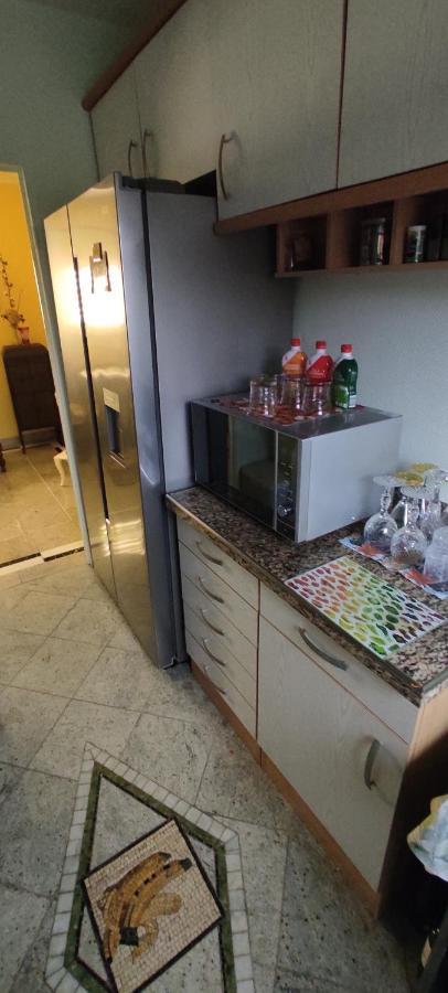 Weltoffenes Privates Gaestezimmer Bei Lgbtq Freundlichen Gastgeber Der Mit In Der Wohnung Lebt Berlim Exterior foto