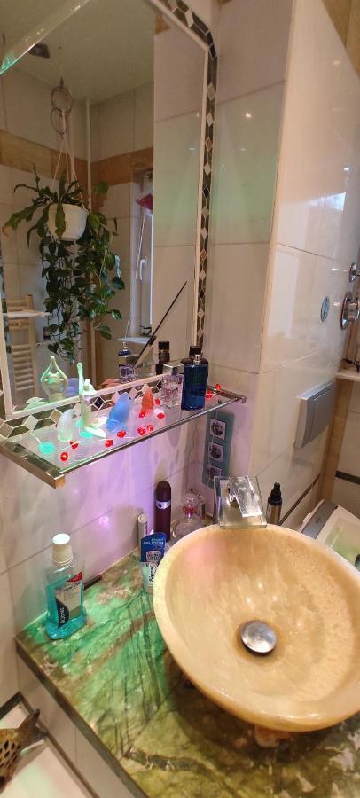 Weltoffenes Privates Gaestezimmer Bei Lgbtq Freundlichen Gastgeber Der Mit In Der Wohnung Lebt Berlim Exterior foto