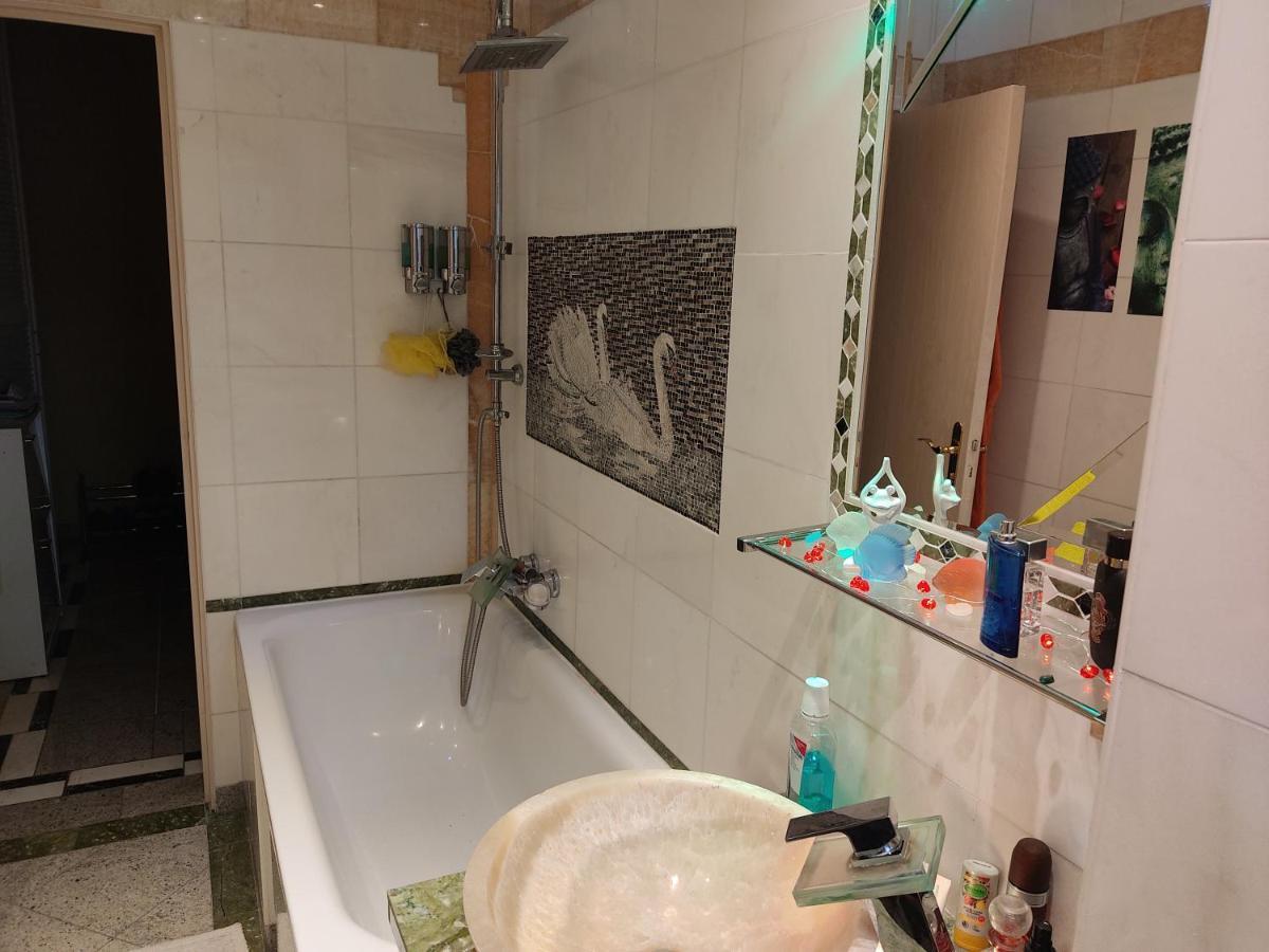 Weltoffenes Privates Gaestezimmer Bei Lgbtq Freundlichen Gastgeber Der Mit In Der Wohnung Lebt Berlim Exterior foto