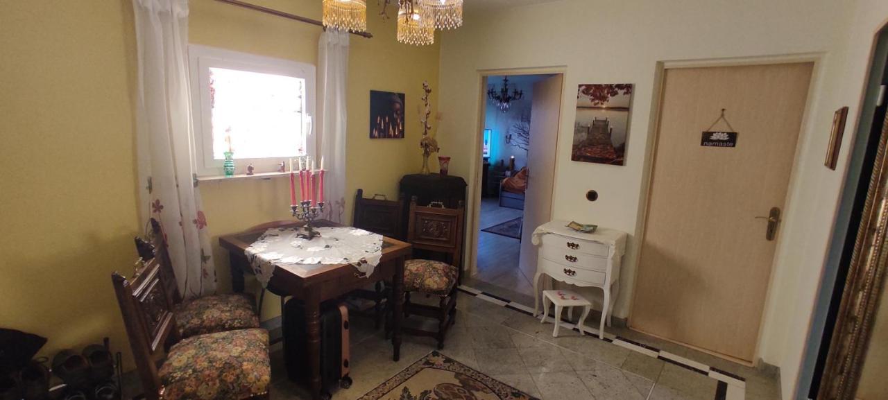 Weltoffenes Privates Gaestezimmer Bei Lgbtq Freundlichen Gastgeber Der Mit In Der Wohnung Lebt Berlim Exterior foto