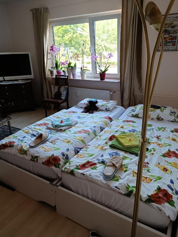 Weltoffenes Privates Gaestezimmer Bei Lgbtq Freundlichen Gastgeber Der Mit In Der Wohnung Lebt Berlim Exterior foto